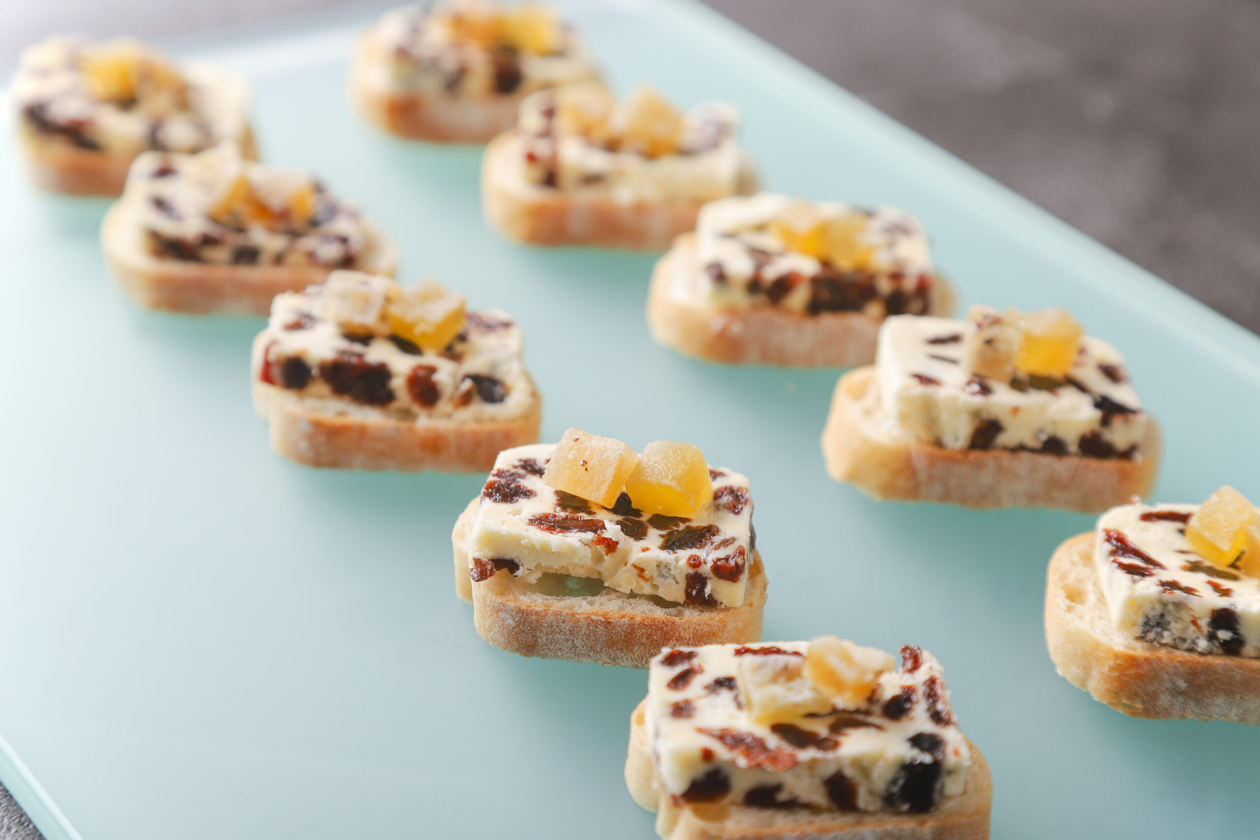 レーズンバターとドライフルーツのブルスケッタ