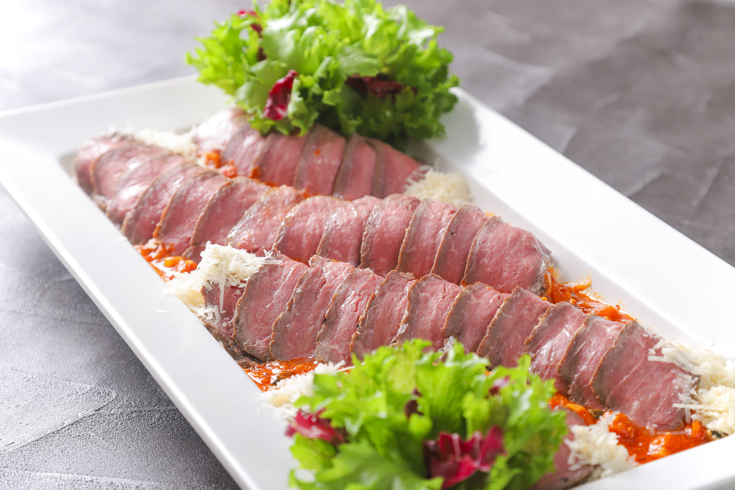 ローストビーフ　レッドベルペッパーソース　グラナパダーノ掛け