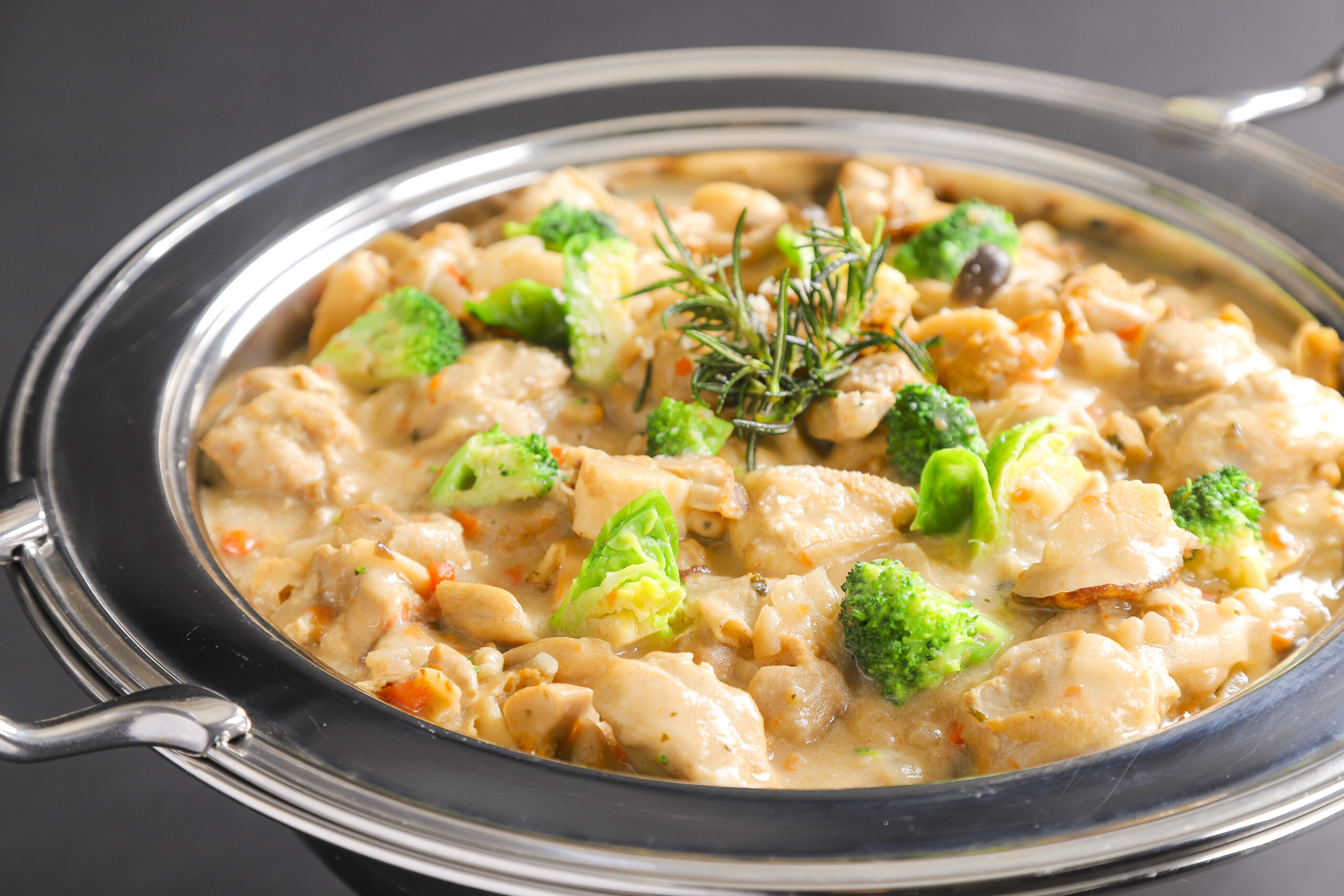 帆立貝とチキンの白ワイン煮込み　シャスール風