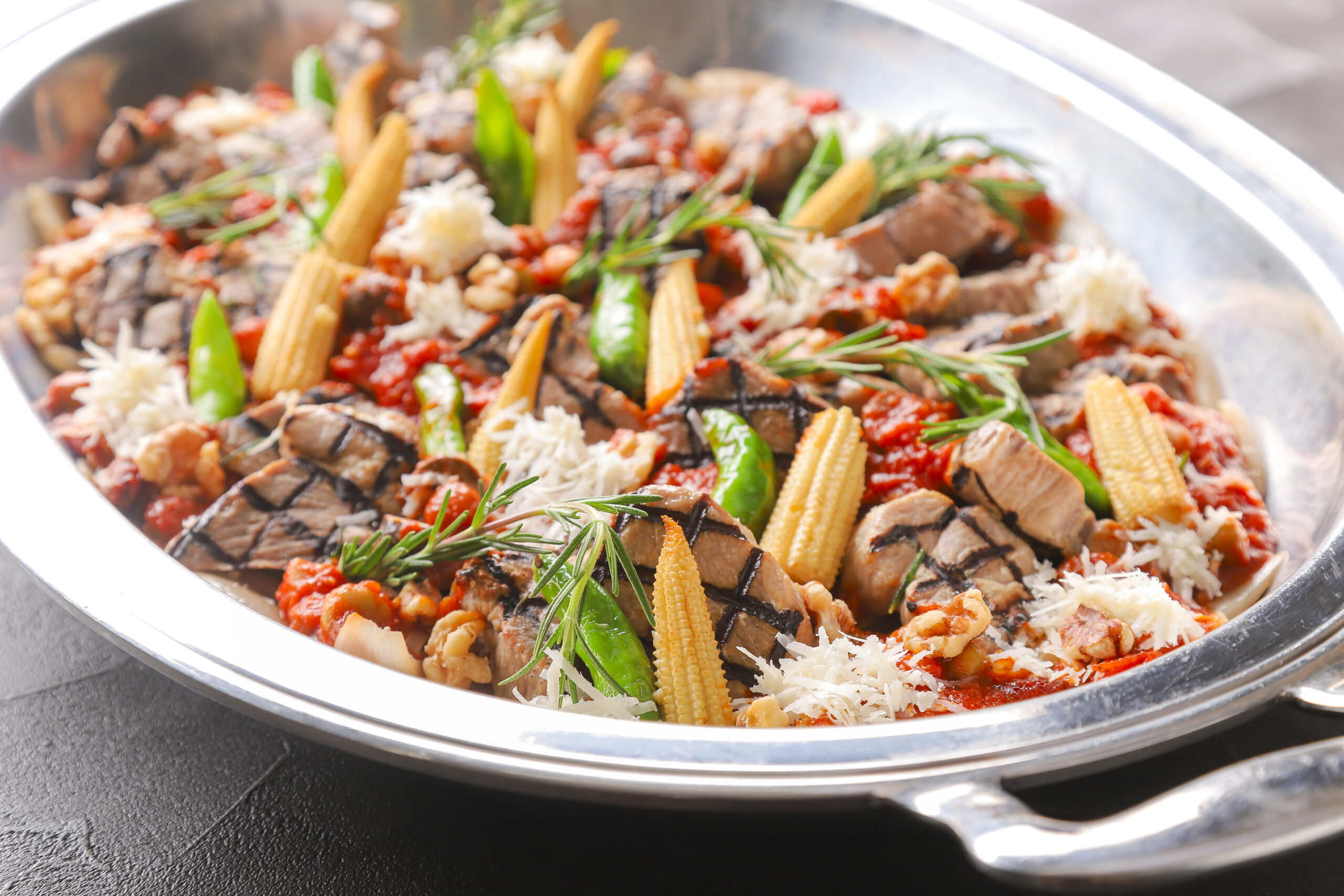 豚肩ロース肉のグリル　ミックスビーンズのポモドーロソース