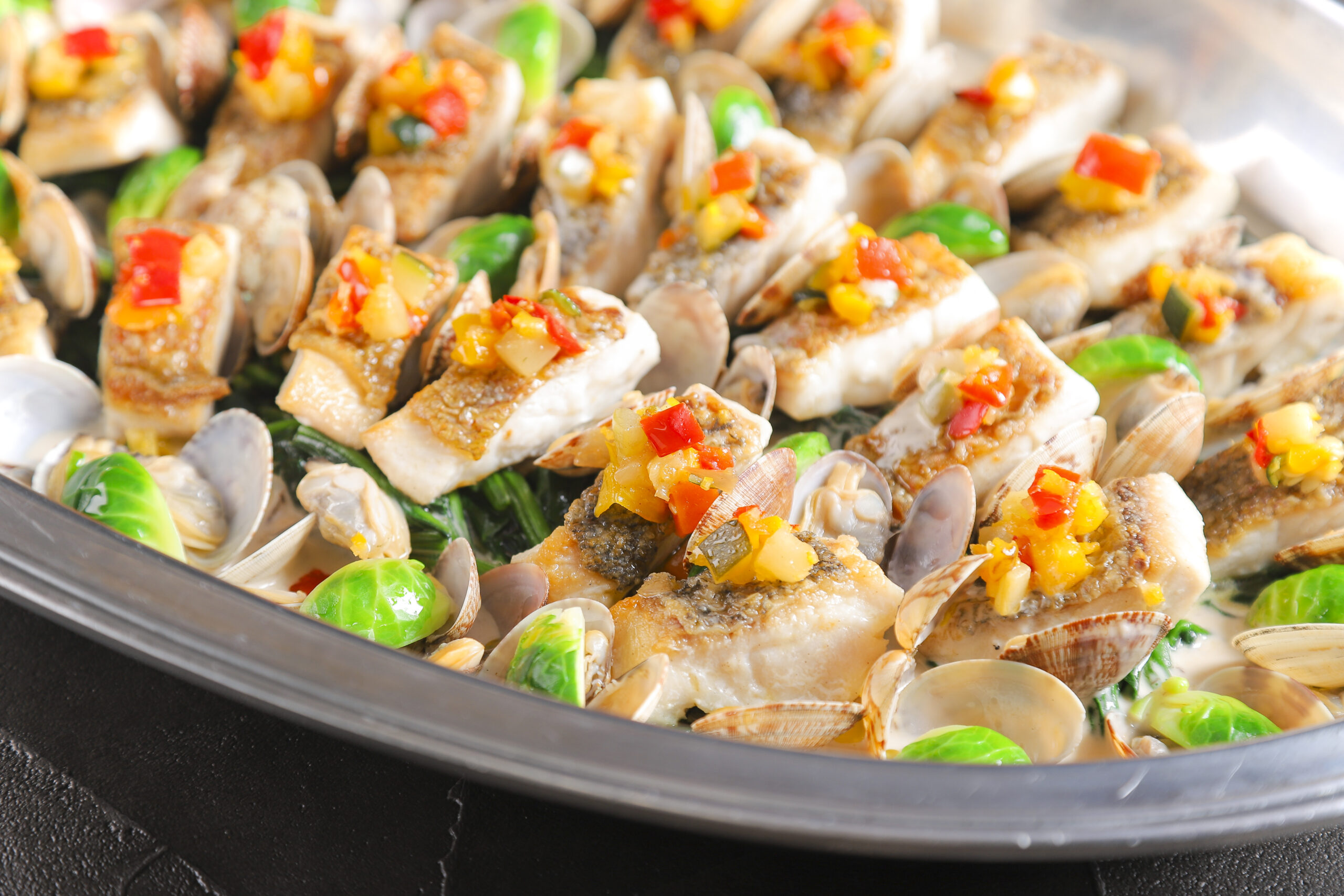 鯛のオーブン焼き　浅利とポルチーニ茸のソース　柚子の香り